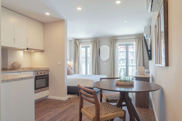 Superior Apartment, City View | Private kitchen | Fridge, oven, stovetop, cookware/dishes/utensils