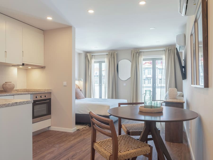 Appartamento Superior, vista città | Cucina privata | Frigorifero, forno, piano cottura, pentole/stoviglie/utensili