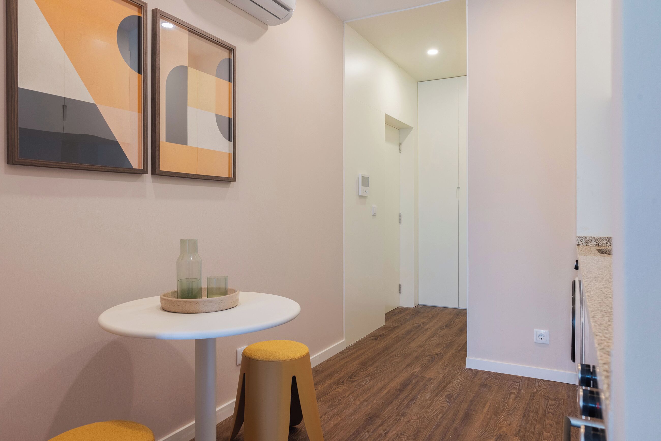 Kühlschrank, Ofen, Herdplatte, Kochgeschirr/Geschirr/Besteck