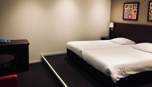 1 habitación, tabla de planchar con plancha, wifi gratis y ropa de cama 
