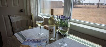 Texas Wine Trail Getaway I  Spacious 4-Bedroom House + Guesthouse in Stonewall