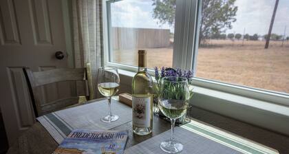 Texas Wine Trail Getaway I Spacious 4-Bedroom House + Guesthouse in Stonewall