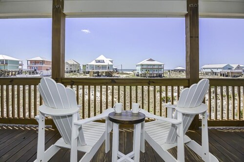 Linger Longer | Gulf-Side 3BR Retreat for 10 | Spacious Decks | Fort Morgan