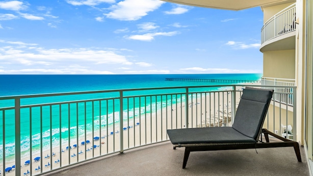 Un balcon avec vue sur la plage et l’océan.