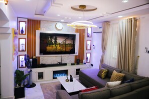 TV - 2-bedroom apartment in tranquil Ibadan with AC comfort (Ibadan)