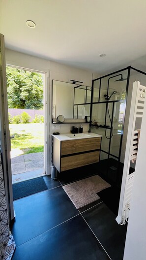 Shower, hair dryer, towels, soap - Country house with swimming pool (Combefa)