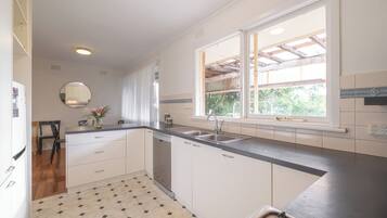 Kylskåp, mikrovågsugn, ugn och spishäll