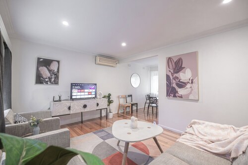 Stunning 2br1ba House in Doncaster East Parking