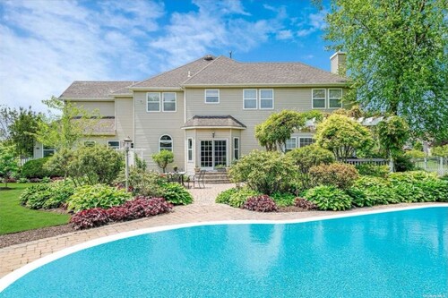 Spacious 5-bedroom house in a welcoming neighborhood with AC