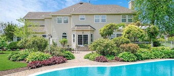 Spacious 5-bedroom house in a welcoming neighborhood with AC