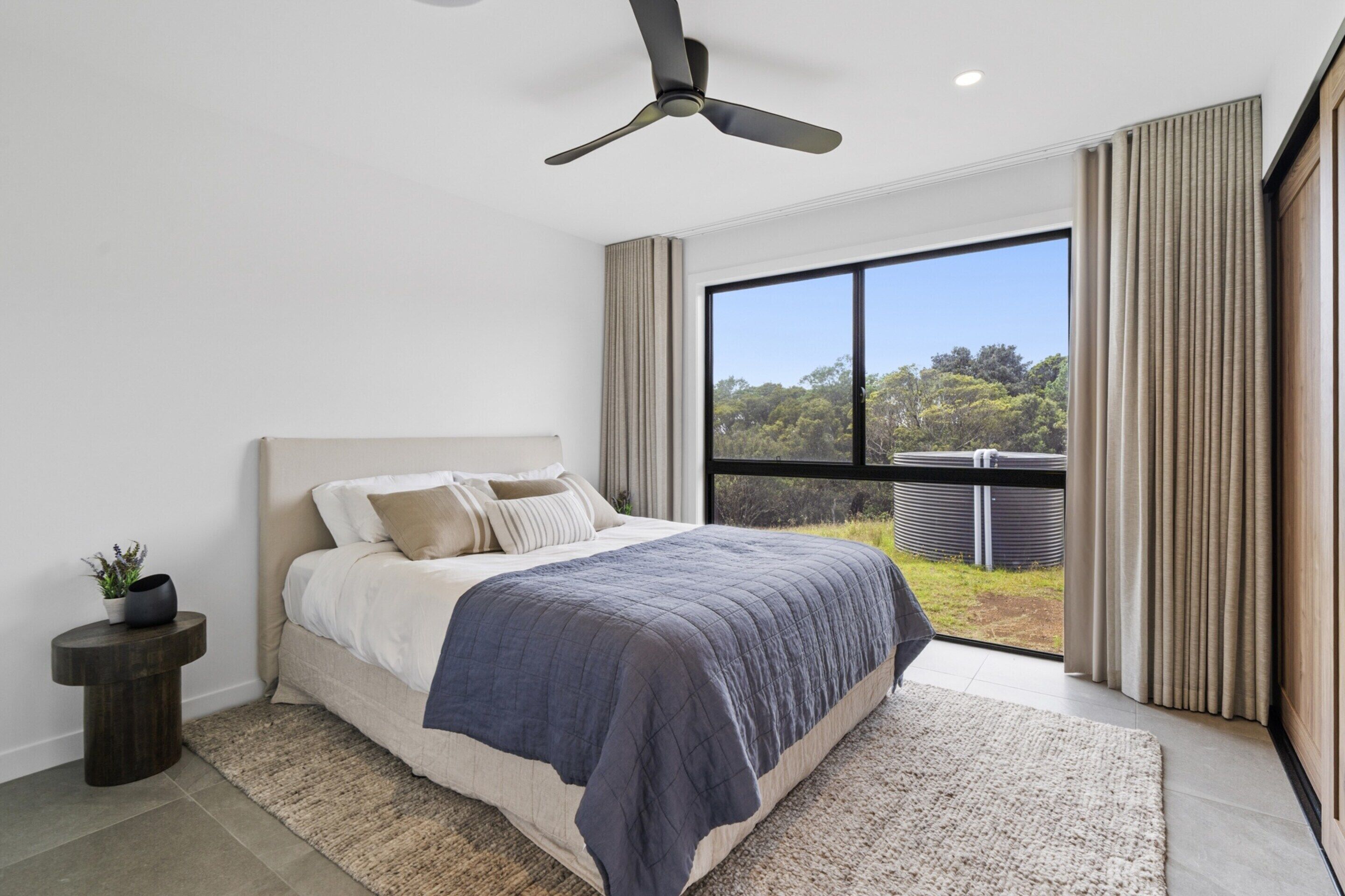 شقة | 4 عدّة غرف نوم وملاءات أسرّة