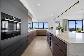 Căn hộ | Bếp riêng | Dụng cụ nấu nướng/bát dĩa/dao nĩa 