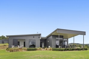 Apartment | Reception - Scenic House With Private Yard & BBQ Area (Springbrook)