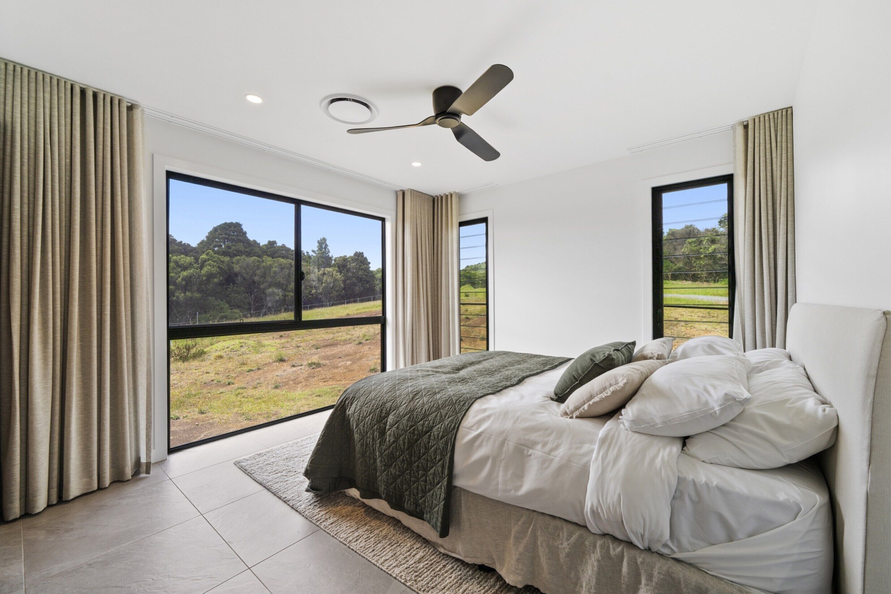 شقة | 4 عدّة غرف نوم وملاءات أسرّة