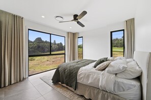 Apartment | 4 bedrooms, bed sheets - Scenic House With Private Yard & BBQ Area (Springbrook)