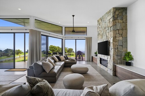 Scenic House With Private Yard & BBQ Area