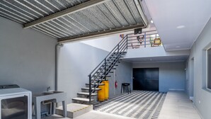 Um interior moderno com escada, uma pequena área de estar e um módulo de cozinha.