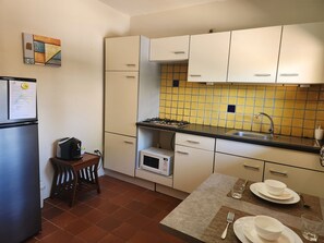Fridge, microwave, cookware/dishes/utensils - Caya Luna - Gasthaus Blenchi by Interhome (Mon Pos)