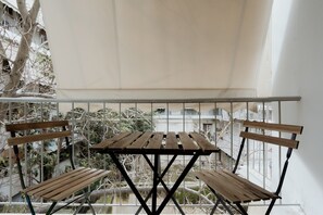 Outdoor dining - Modern 1BR Designer Suite by the Metro (Athens)