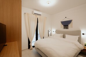 1 bedroom, iron/ironing board, free WiFi, bed sheets - Modern 1BR Designer Suite by the Metro (Athens)
