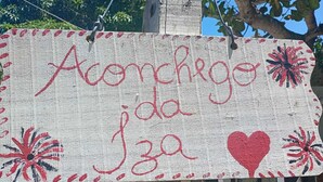 Ein Schild mit dem Text "Aomchego da Isa" und dekorativen Elementen.