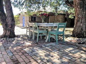 Outdoor dining - "Comfortably Off-Grid" by Interhome (Johannesburg)