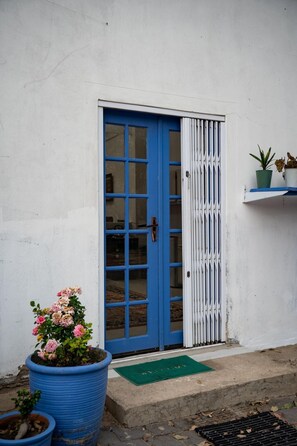 Exterior detail - "Comfortably Off-Grid" by Interhome (Johannesburg)