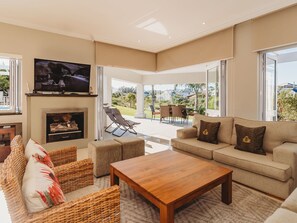 TV, fireplace - in Bos En Dal mit Großer Terrasse by Interhome (George)