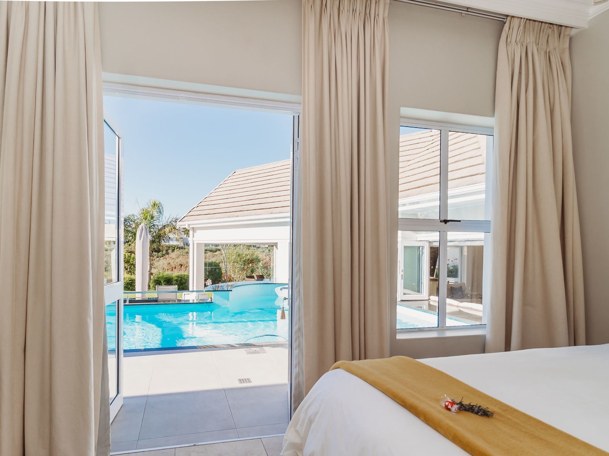 3 عدّة غرف نوم وخدمة الإنترنت