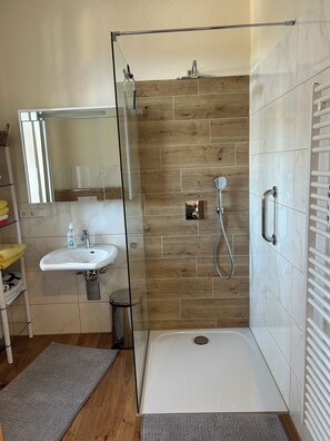 Shower, hair dryer, towels, soap - Newly furnished vacation apartment Bergwerk (Marienberg)