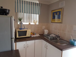 Frigorífico y utensilios de cocina