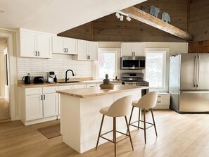 Geladeira, micro-ondas, fogão, cooktop