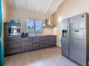 Refrigerador, microondas, horno y lavavajillas 