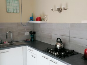 Fridge, cookware/dishes/utensils - "Pon Pon" by Interhome (Jan Thiel)