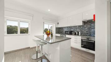 Kühlschrank, Mikrowelle, Ofen, Herdplatte