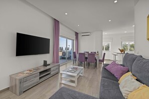TV - Elegant Flat with Balcony in Lagos by HostWise (Lagos)