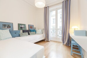 2 bedrooms, iron/ironing board, travel cot, free WiFi - Luxury apartment with parquet flooring and design - Parc Monceau - 2 bedrooms - sleeps 6 (PARIS)