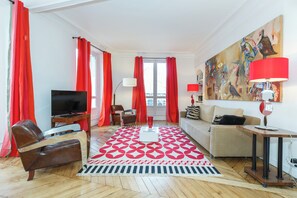 Smart TV, DVD player, books, music library - Luxury apartment with parquet flooring and design - Parc Monceau - 2 bedrooms - sleeps 6 (PARIS)