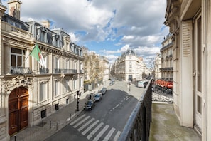 Unclassified image, 3 of 32, button - Vrbo Property (PARIS)