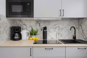 Kühlschrank, Mikrowelle, Herdplatte, Wasserkocher mit Kaffee-/Teezubehör