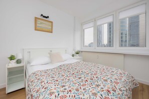 1 Schlafzimmer, Schreibtisch, Bügeleisen/Bügelbrett, Reisekinderbett