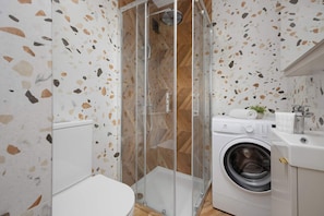 Dusche, Haartrockner, Handtücher, Shampoo