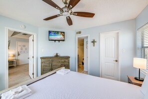 1 bedroom, iron/ironing board, WiFi, bed sheets - Top-Floor, Pup Friendly W/ Gulf View, Heated Pool, Hot Tub & Fishing Pond (Corpus Christi)