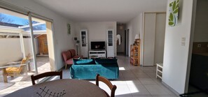 TV, books - Detached house near the port. (La Teste-de-Buch)