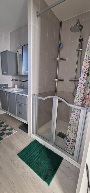 Shower, hair dryer, towels, toilet paper - Detached house near the port. (La Teste-de-Buch)