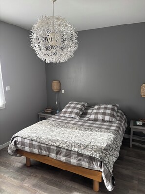 2 bedrooms, iron/ironing board, free WiFi, bed sheets - Detached house near the port. (La Teste-de-Buch)