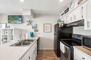 Fridge, microwave, toaster, cookware/dishes/utensils - Waterfront Island Escape | Balcony, Boat Slips & Pool (Corpus Christi)