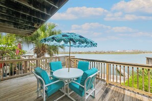 Outdoor dining - Waterfront Island Escape | Balcony, Boat Slips & Pool (Corpus Christi)