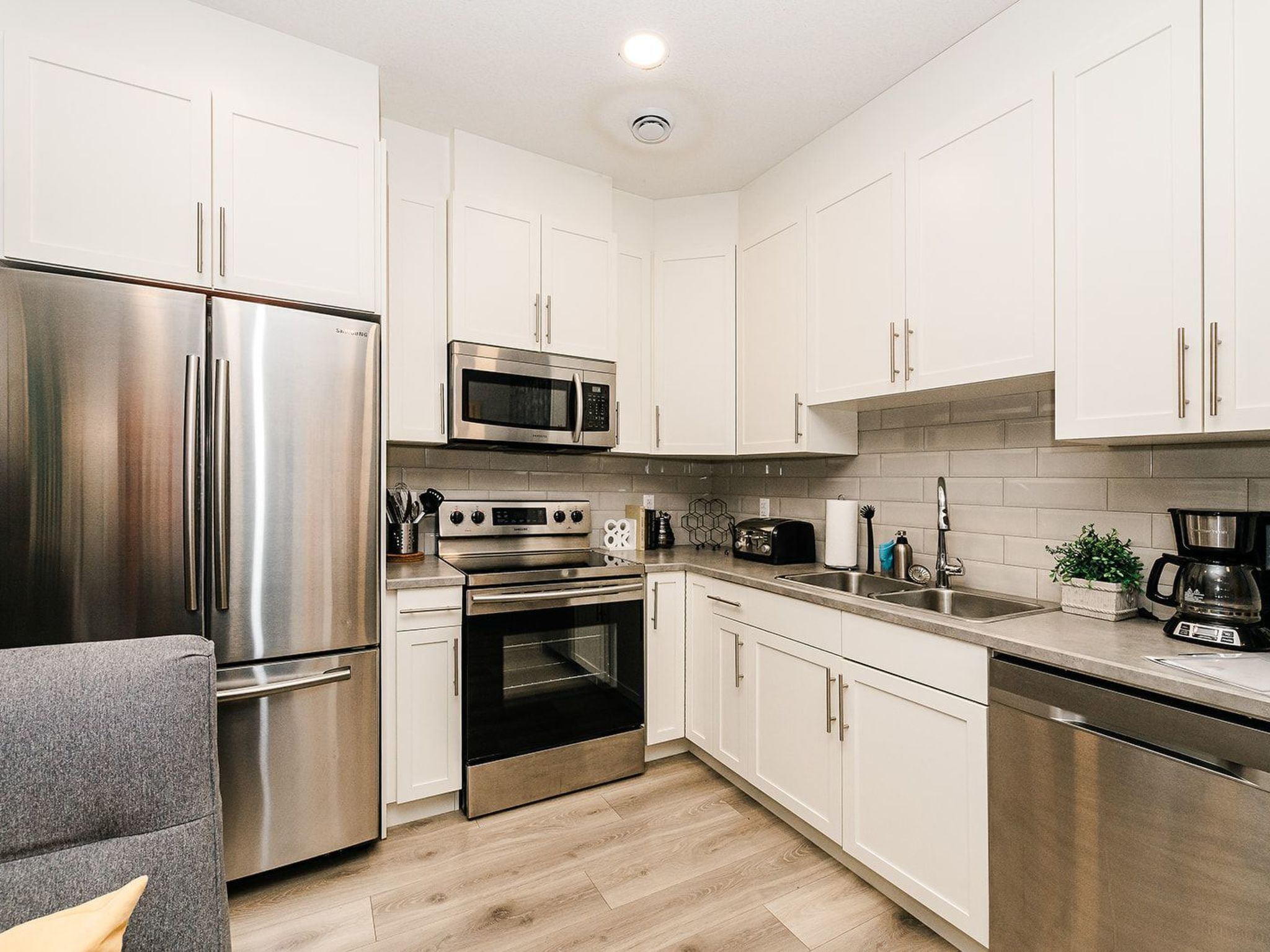 Jääkaappi, mikroaaltouuni, uuni, astianpesukone