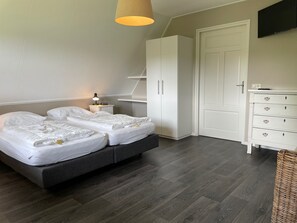 4 Schlafzimmer, Bügeleisen/Bügelbrett, WLAN